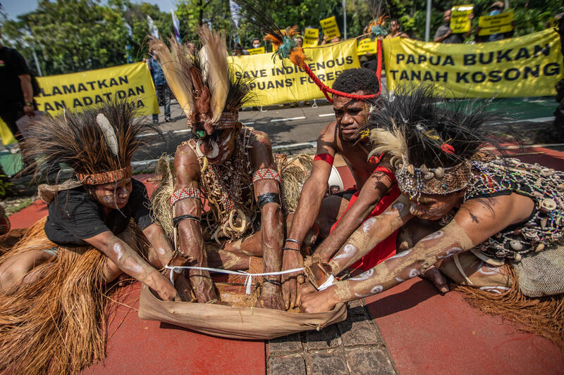 Aksi masyarakat adat Awyu dan Moi di depan gedung Mahkamah Agung, Senin (27/5/2024) pekan lalu. (Jurnasyanto Sukarno/Greenpeace, Suara Papua)