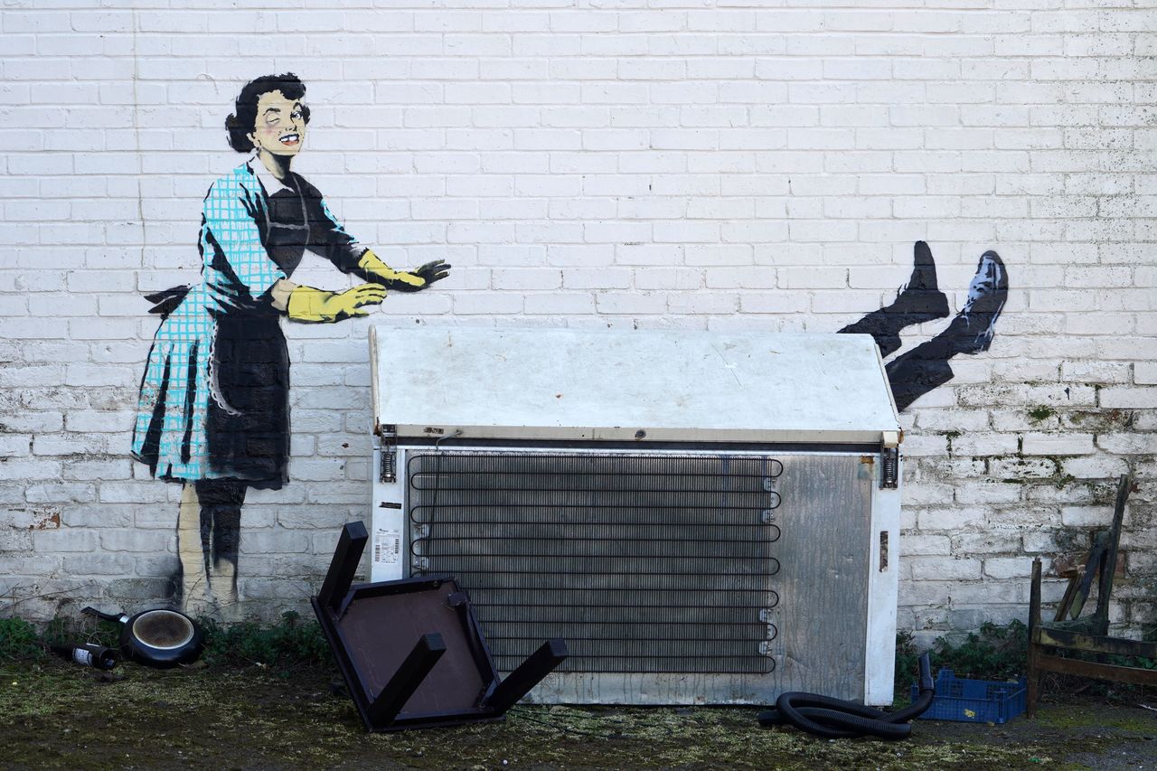 Banksy, seniman jalanan yang dari awal karier merahasiakan identitasnya. Ia terkenal berkat caranya ia mengimplementasikan objek-objek site-specific pada karya seni jalanan | Photo: William Edwards, Agence France-Presse