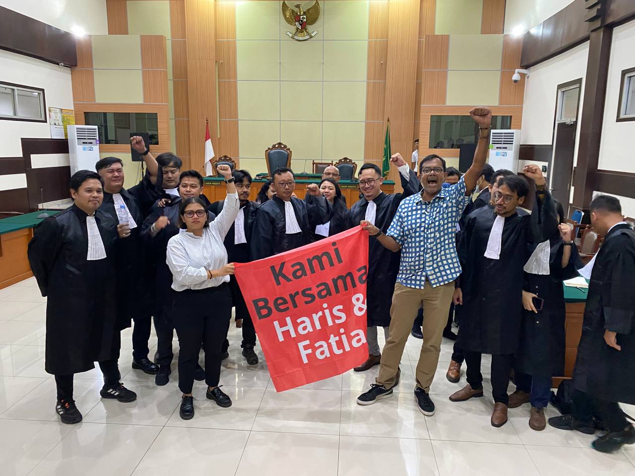 Suasana setelah pembacaan putusan kasus dugaan pencemaran nama baik 'Lord Luhut' dengan terdakwa aktivis hak asasi manusia dan demokrasi Haris Azhar dan Fatia Maulidiyanti (8.1.2024) | Foto: Kontras via X